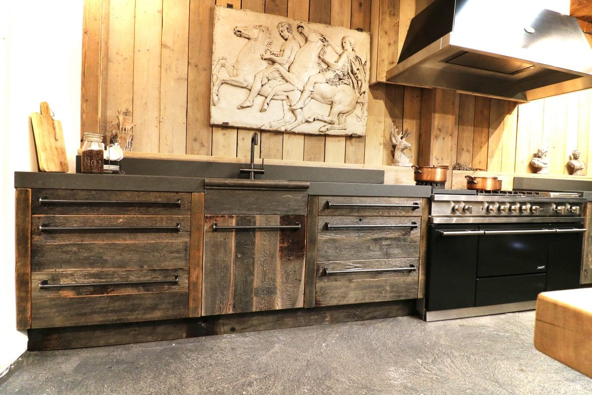 Keuken van oude eiken wagonbalken showroom | Esgrado